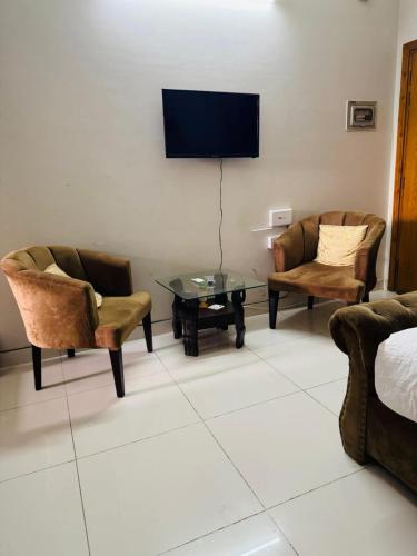 Μια τηλεόραση ή/και κέντρο ψυχαγωγίας στο 1 Bedroom Studio Apartment With Separate Kitchen Islamabad-HS Apartments
