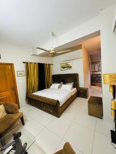 Ένα ή περισσότερα κρεβάτια σε δωμάτιο στο 1 Bedroom Studio Apartment With Separate Kitchen Islamabad-HS Apartments