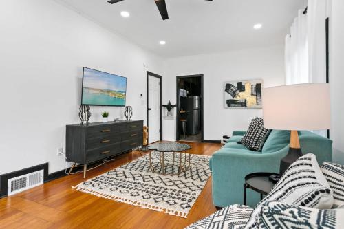 セント・オーガスティンにあるPacific Cove 9 - Unique Pet-Friendly Bungalowの青いソファとテレビのあるリビングルーム