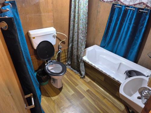 un baño con inodoro y lavabo en K2 Houseboat, en Srinagar