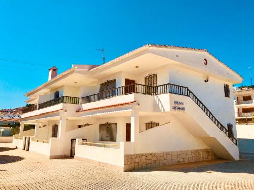 Turyva Tarongers 3 - Modern 2 Bed Holiday Apartment for Families & Couples
