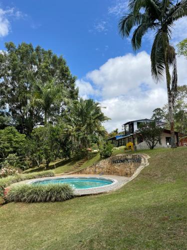 BitacoにあるFinca La Victoriaの家の庭にあるプール