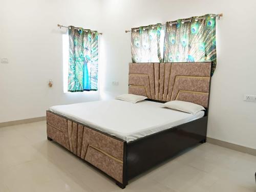 Postel nebo postele na pokoji v ubytování PremanLok 3 Bhk Spacious Bungalow