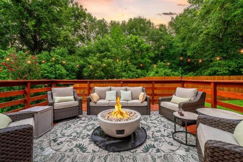 a patio with chairs and a fire pit on a fence at Trailside Country Haven in Bagdad
