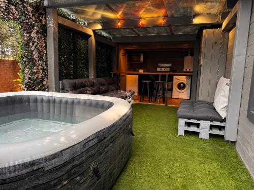 Petite maison entre mer et forêt en pleine nature