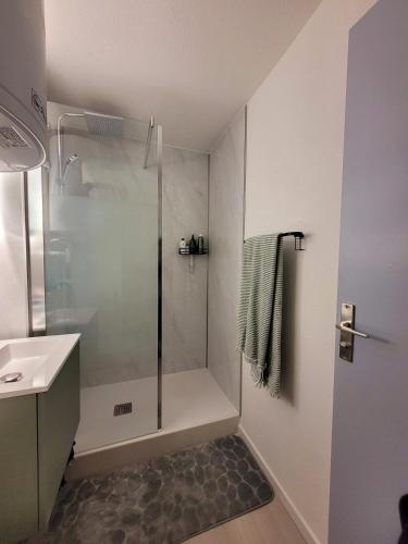 Salle de bains dans l'établissement La Mouette Rose