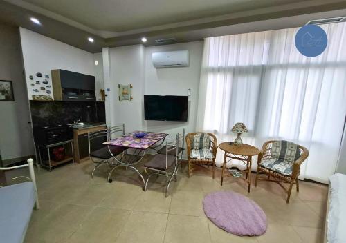 Μια τηλεόραση ή/και κέντρο ψυχαγωγίας στο EA Apartments