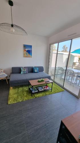 un salon avec un canapé et une table dans l'établissement Magnifique appartement traversant à 300 m de la plage, à Calvi