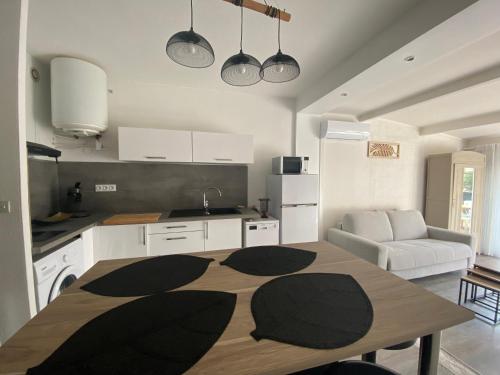 - une cuisine avec une table en bois dans une chambre dans l'établissement Lolivier, au Grau-du-Roi