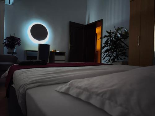 Postel nebo postele na pokoji v ubytování Prishtina Urban Apartment