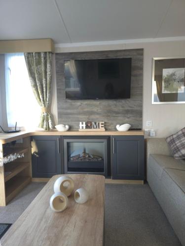 TV a/nebo společenská místnost v ubytování Silver 3 Bed Static Caravan With Patio