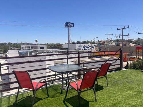 a table and chairs on top of a roof at Departamento Mateos 501 in Ciudad Acuña