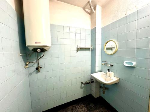 een kleine badkamer met een wastafel en een spiegel bij Ssenyange City Apartment in Varna