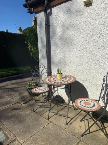 two chairs and a table with a table and two chairs at The Granary, Upper Largo in Kirkton of Largo