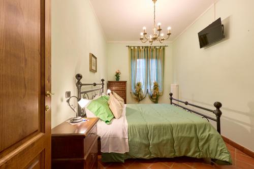 een slaapkamer met een bed, een ladekast en een raam bij A Casa Dilà-Montepulciano House in Montepulciano