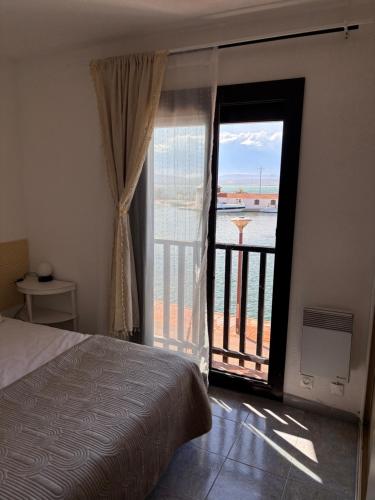 une chambre avec un lit et une vue sur un balcon dans l'établissement Cozy apartment in Cap Coudalère, lake and pool view, 4 people, au Barcarès