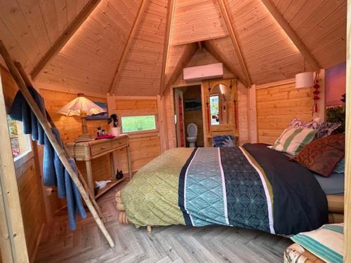 - une chambre dans une cabine avec un lit dans l'établissement Les Philous Gourmands, à LʼÉpaux