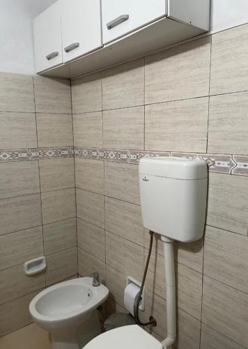 a bathroom with a toilet and a sink at Casa Color in Florida