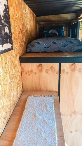 Ένα ή περισσότερα κρεβάτια σε δωμάτιο στο Plett Edge Mountain Cabin Off-Grid
