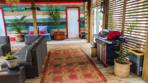 Χώρος καθιστικού στο Plett Edge Mountain Cabin Off-Grid