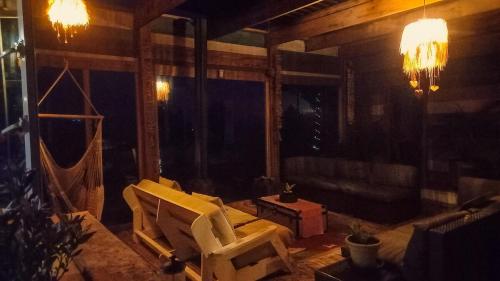 Χώρος καθιστικού στο Plett Edge Mountain Cabin Off-Grid
