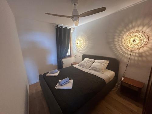 - une chambre avec un lit avec une lampe et un livre dans l'établissement Bormes les Mimosas au coeur du village historique, à Bormes-les-Mimosas