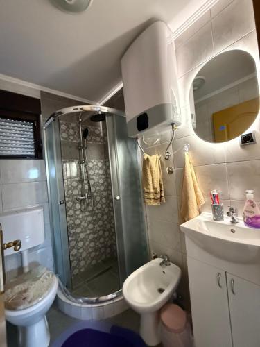 Ένα μπάνιο στο 'Miris Ljeta' Cozy Lakefront Holiday Home