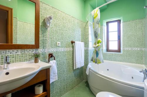 Ένα μπάνιο στο Apartamentos Rurales Las Dos Torres