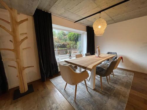 a dining room with a wooden table and chairs at Stylishes & neues Premium-Loft in Tönisvorst