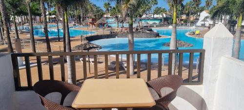 Central Corralejo with Terrace & Palm Trees 25mb wifi