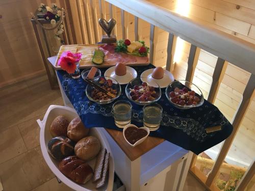un tavolo con un sacco di diversi tipi di cibo di Blockhaus Grünes Herz a Halblech