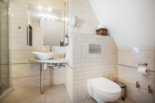 a bathroom with a toilet and a sink at COLUMBUS Apartamenty Ustka - Limanowskiego 1 in Ustka