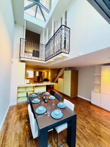 a dining room and kitchen with a table and chairs at Elegant and Modern 3-Bedroom Victorian House in Westminster, London in London