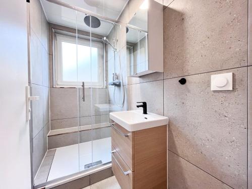 un baño con lavabo y ducha en Adrien & Minmin's cozy home, 15 minutes to Paris, en Choisy-le-Roi