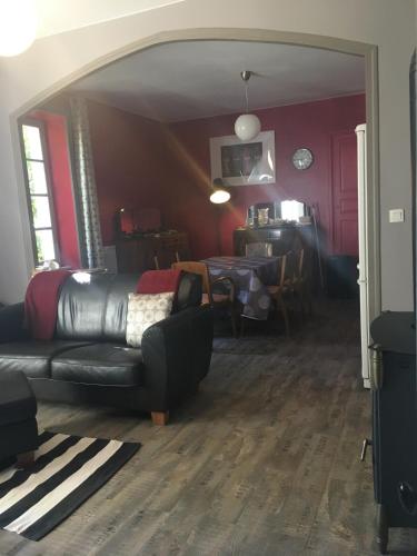 un salon avec un canapé et une table dans l'établissement Drôme provençale village house, à La Motte-Chalançon