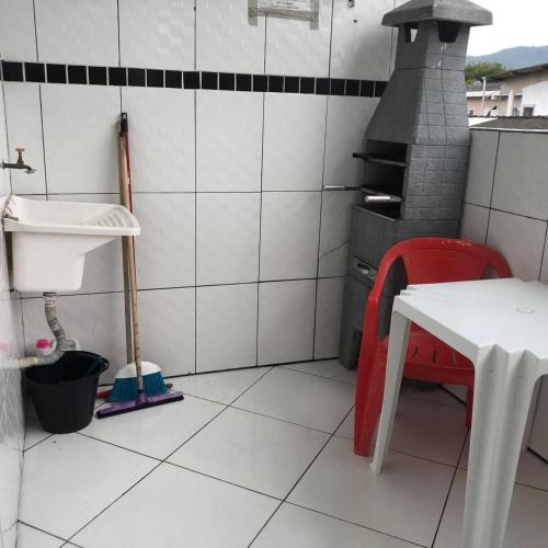 a kitchen with a sink and a stove at Pousada do Bene - Aluguel Casa in Guarujá