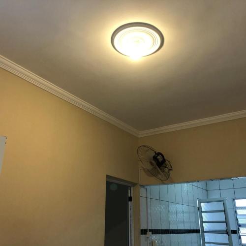 a room with a ceiling with a light on it at Pousada do Bene - Aluguel Casa in Guarujá