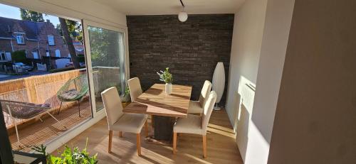 une salle à manger avec une table et des chaises sur un balcon dans l'établissement Appartement Lille, à Lille