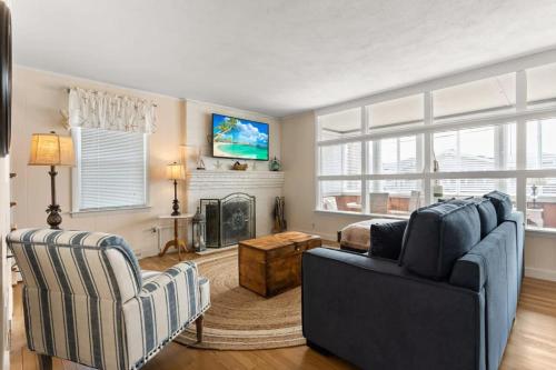 Et tv og/eller underholdning på Harris Ave Hideaway Private Deck Near Marina