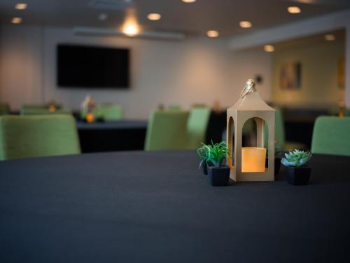 a small lantern sitting on top of a table with plants at Snoqualmie Inn by Hotel America in Snoqualmie