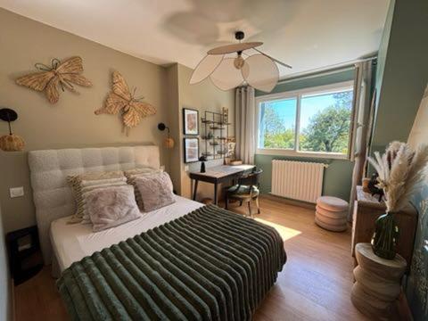 une chambre avec un lit, un bureau et une fenêtre dans l'établissement Saint Armel : Maison arborée près du Golfe, à Saint-Armel