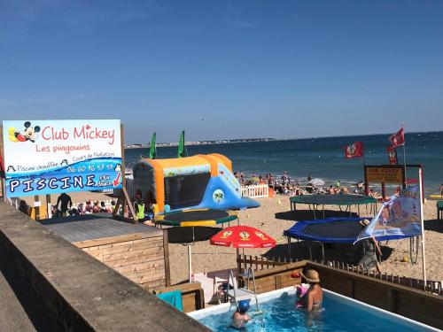 une plage avec une piscine et un parc aquatique dans l'établissement Tout Confort 6 personnes proche plage Benoit, à Morangis