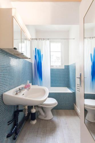 une salle de bain avec un lavabo, des toilettes et une douche dans l'établissement Tout Confort 6 personnes proche plage Benoit, à Morangis