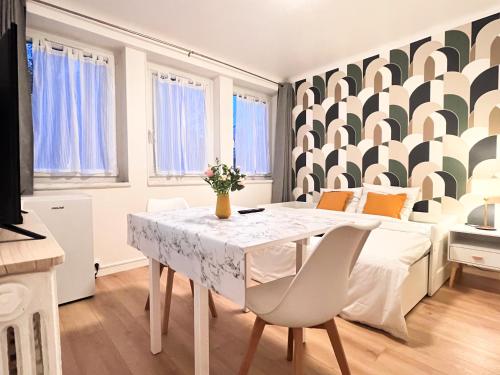 une salle à manger avec une table et un lit dans l'établissement Adrien & Minmin's cozy home, 15 minutes to Paris, à Choisy-le-Roi