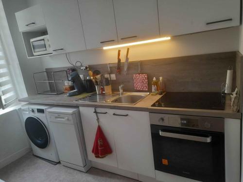 une cuisine avec un évier et une machine à laver dans l'établissement T2 Longchamp Blancarde Timone, à Marseille