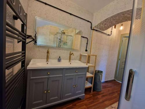a bathroom with a sink and a mirror at Atelier du chateau in Feings