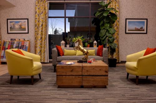 a lobby with a couch and two chairs and a coffee table at Snoqualmie Inn by Hotel America in Snoqualmie