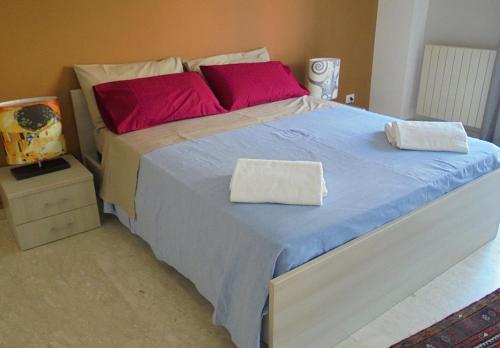 a bedroom with a large bed with two towels on it at Sopra Isola in Ioppolo Giancaxio