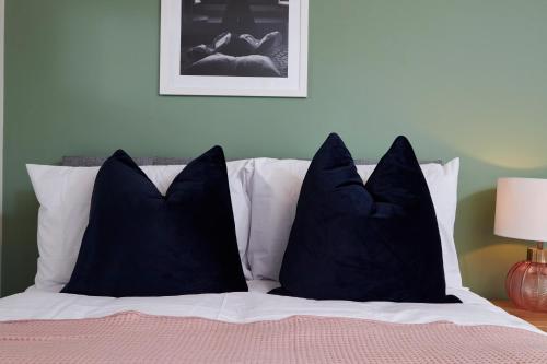 Ένα ή περισσότερα κρεβάτια σε δωμάτιο στο Perfect 3BR House Sleeps 9 Coventry
