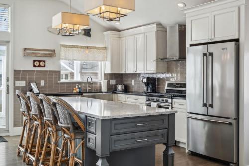 Η κουζίνα ή μικρή κουζίνα στο Basin Breeze Cottage AC Decks Water Views